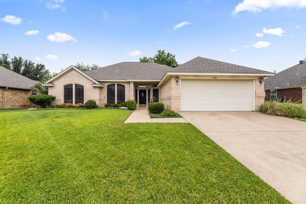 Extraordinary Pool Villa - Outdoor fun, Near Stadiums - B&B North Richland Hills