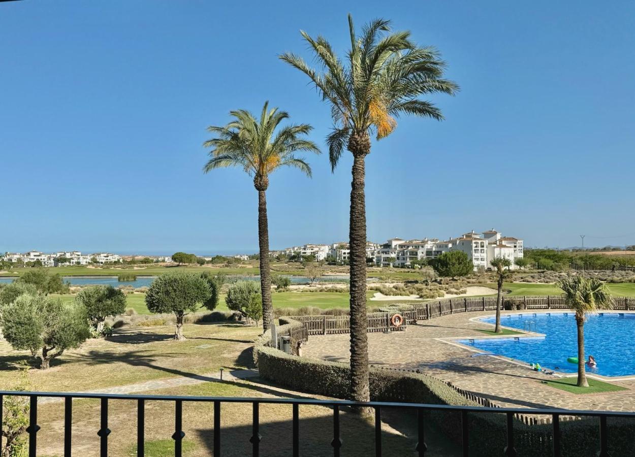 Stunning apartment with pool, golf and lake views - B&B Sucina