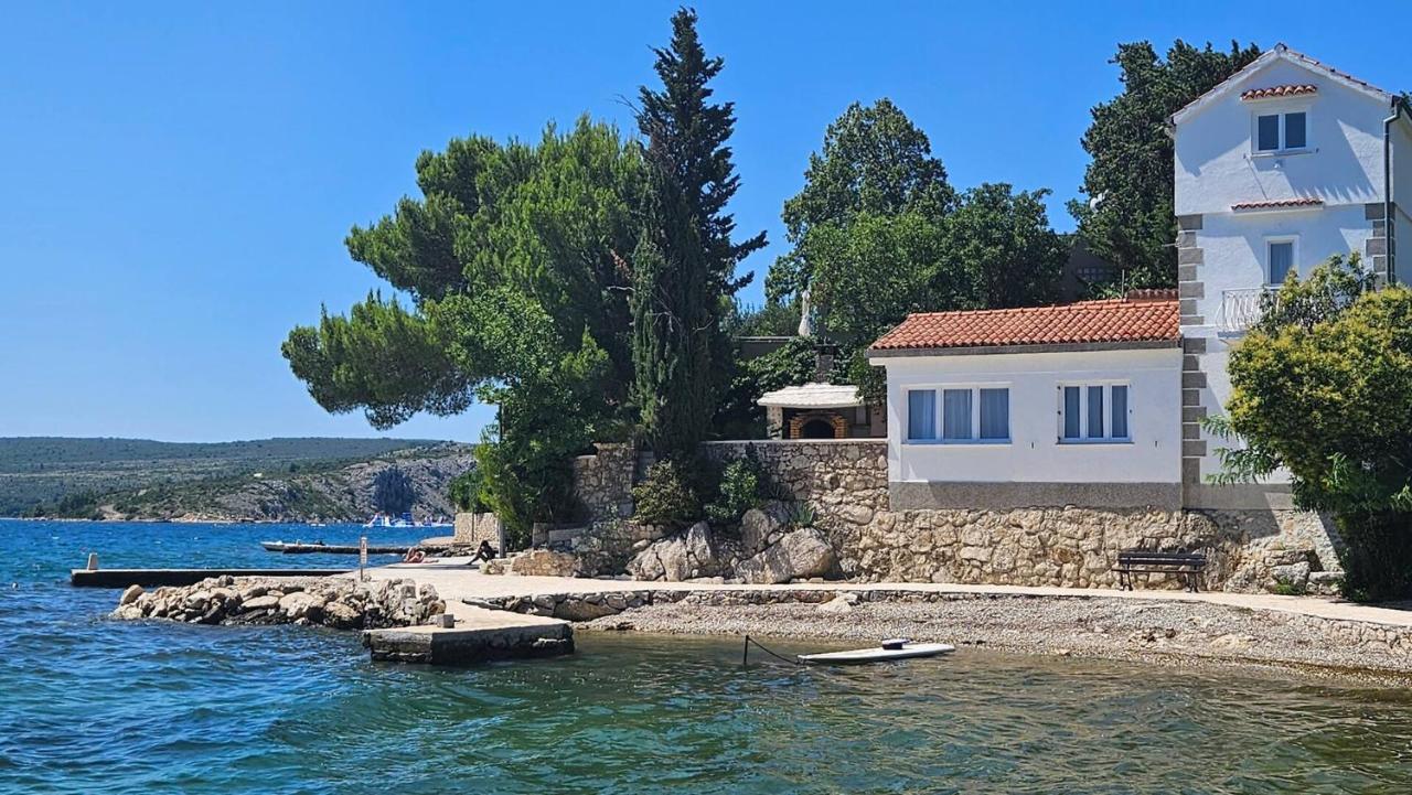 Four-Bedroom Seafront Villa in Maslenica - Ferienwohnung Maslenica