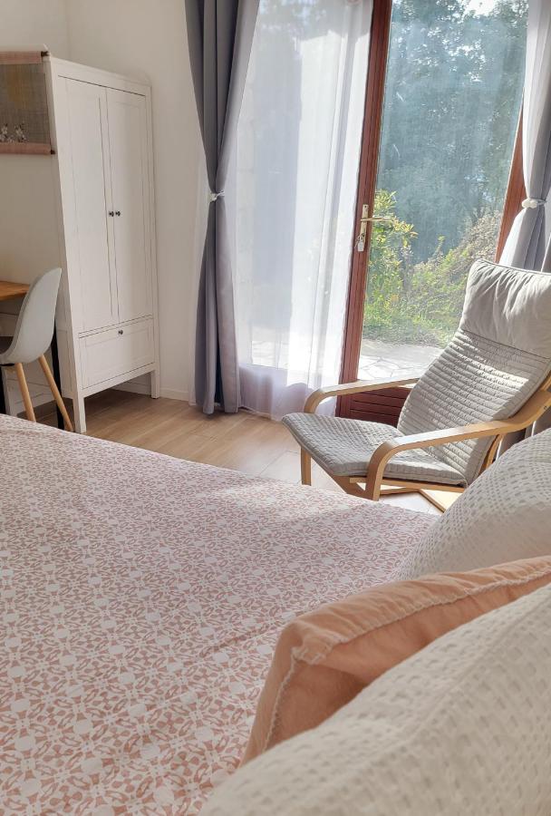 Zimmer mit Queensize-Bett und Gartenblick