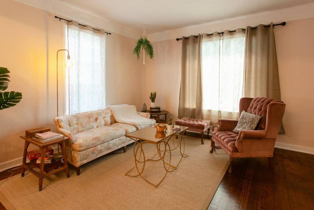 Classic & Cozy Apartments - Parking & Close to DW - Chambres d'hôtes Medford