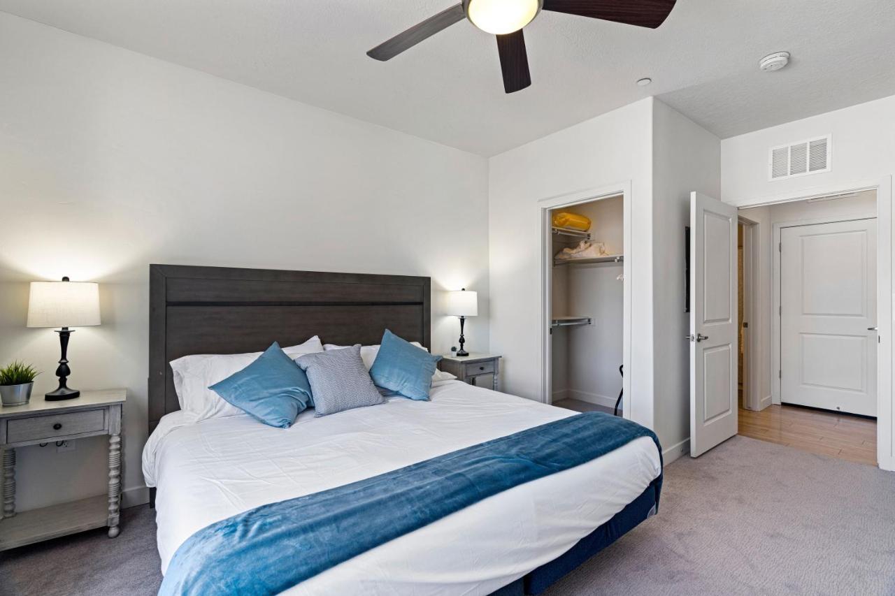 Deluxe One-Bedroom Apartment