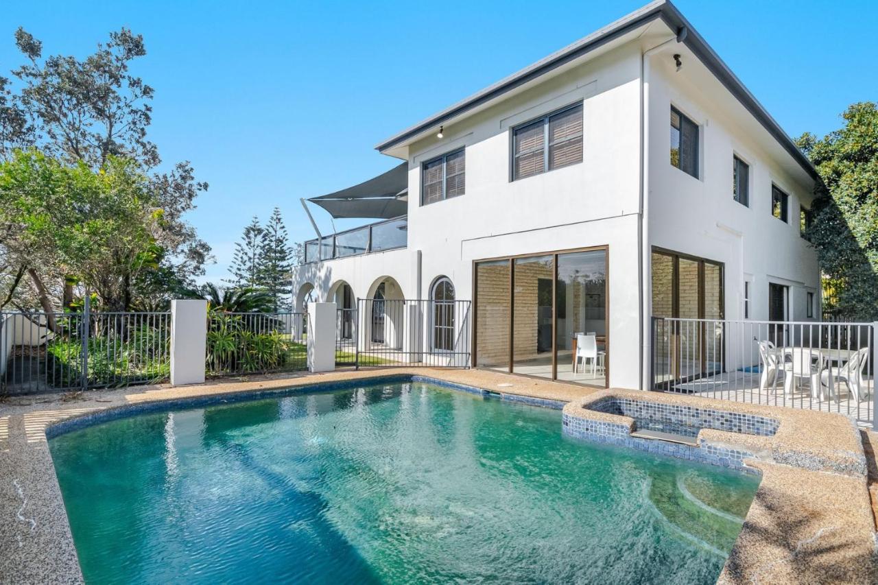 Beachfront Beach Break 1 - Byron Bay Holiday Apartment with Pool, 3 Bedrooms, Beach Access & Parking - B&B