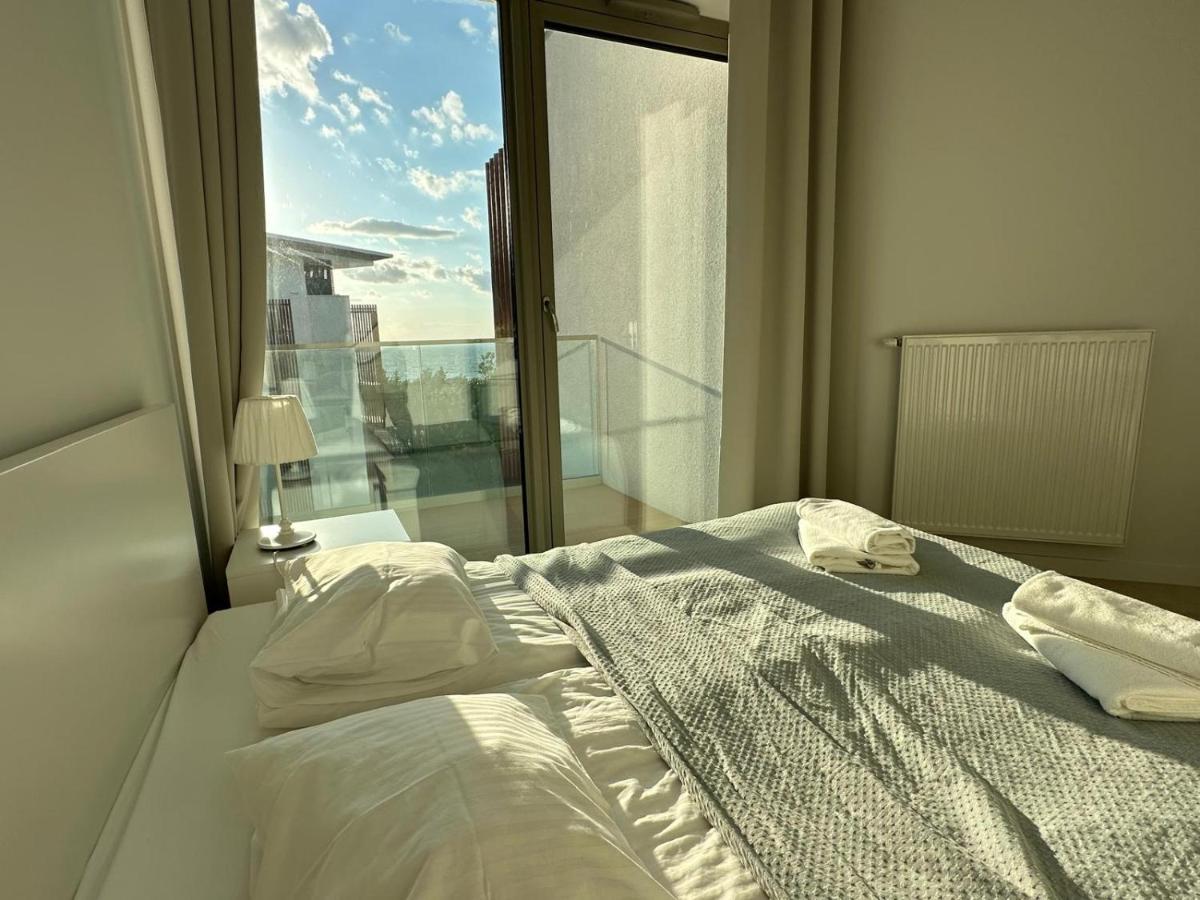 Suite con cama grande y balcón