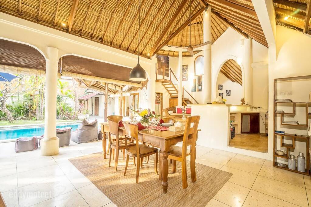 Tropical 3BR villa in the heart of Seminyak - Chambres d'hôtes Seminyak