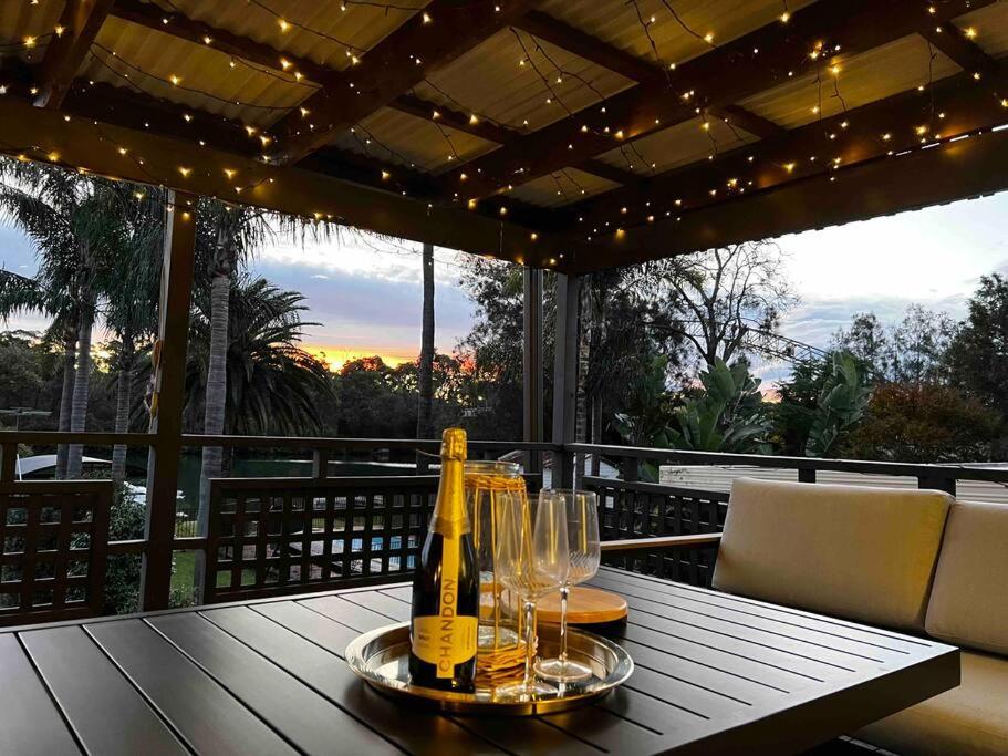 East Hills Waterfront Bliss - Bed and Breakfast