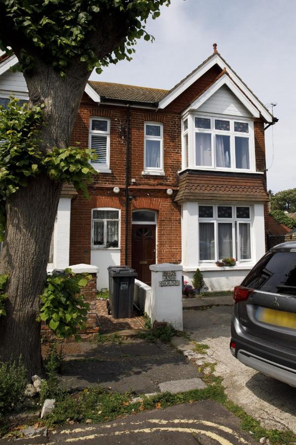 Grove Apartment with Free on street Parking - B&B Worthing