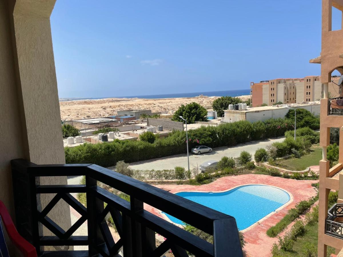 شالية بالرووف غرفتيين مكييف للأيجار بقرية ايماريتس هايتس بالساحل الشمالي - A chalet with a rooftop and two air-conditioned bedrooms for rent in Emirates Heights , North Coast - B&B