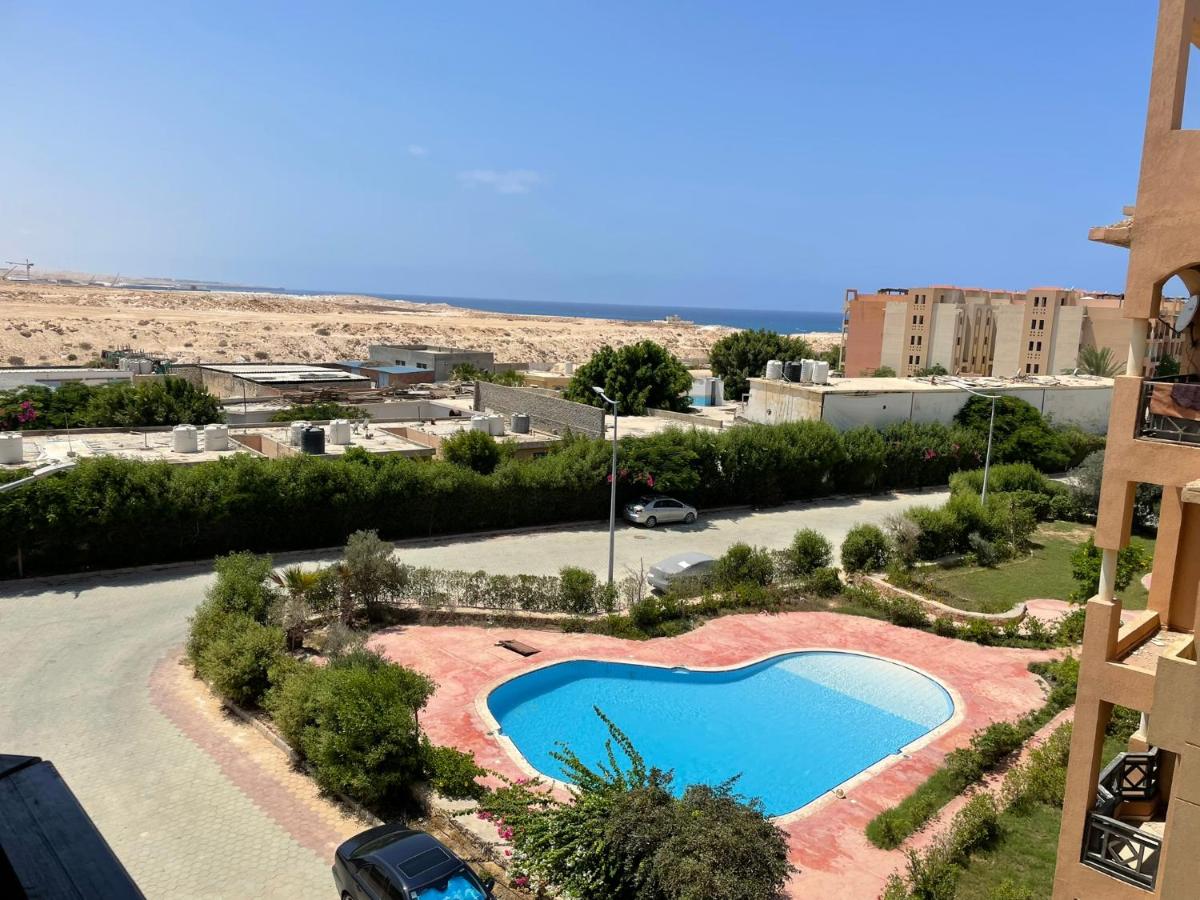 شالية بالرووف غرفتيين مكييف للأيجار بقرية ايماريتس هايتس بالساحل الشمالي - A chalet with a rooftop and two air-conditioned bedrooms for rent in Emirates Heights , North Coast - Chambres d'hôtes Zāwyat al ‘Awwāmah