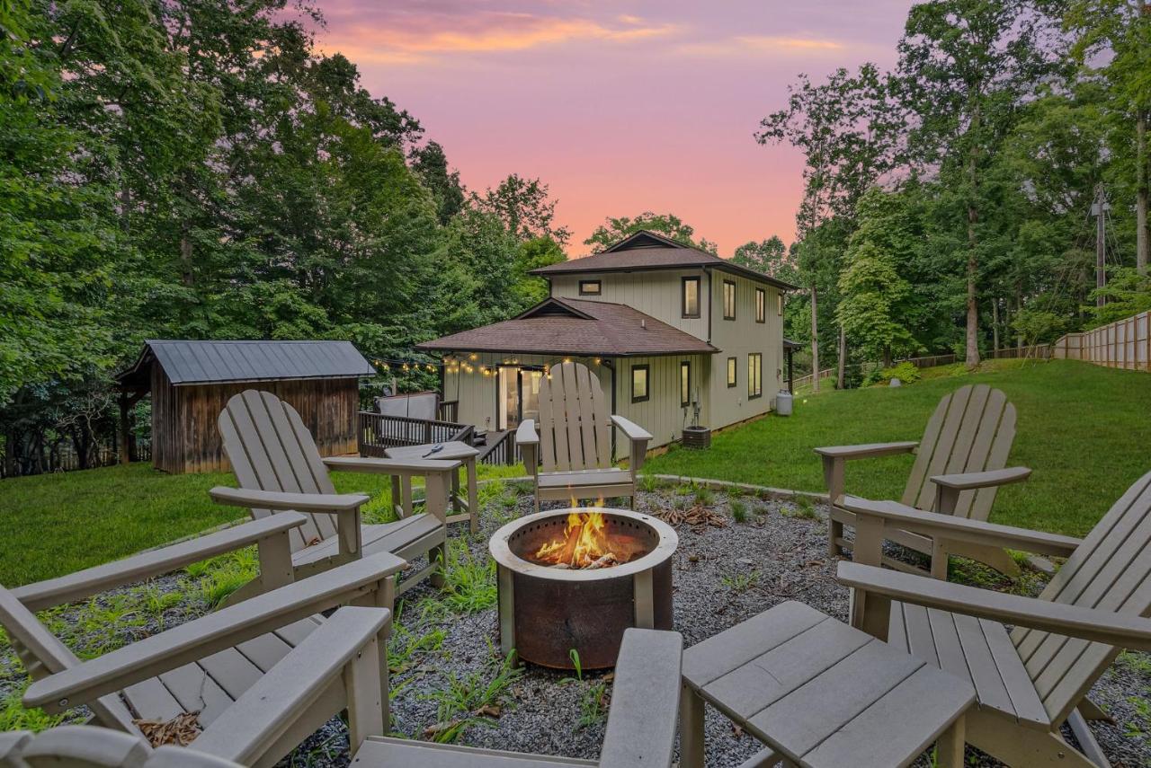 Near Asheville Hot Tub Fire Pit BBQ Sleeps 10 - Chambres d’hôtes Mills River