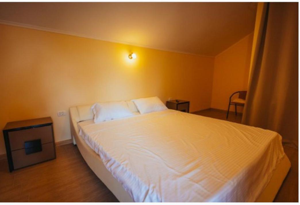 Deluxe Room (2 Adults + 1 Child)