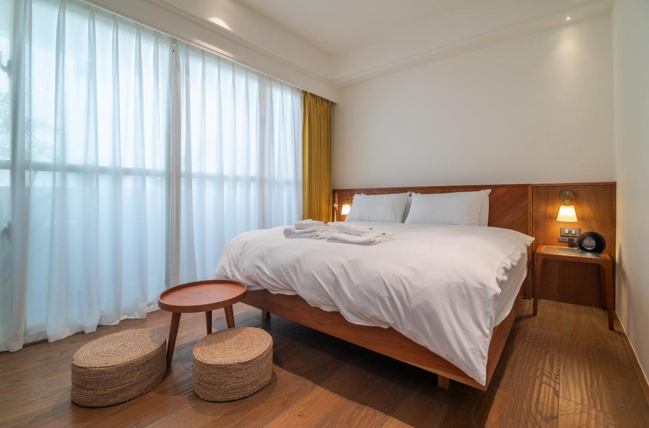 Zimmer mit Queensize-Bett und Balkon