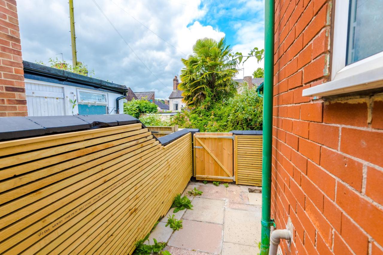 NEW! Spacious 3-Bed Home in Newcastle-under-Lyme by 53 Degrees Property, Ideal for Business, FREE Parking! - B&B