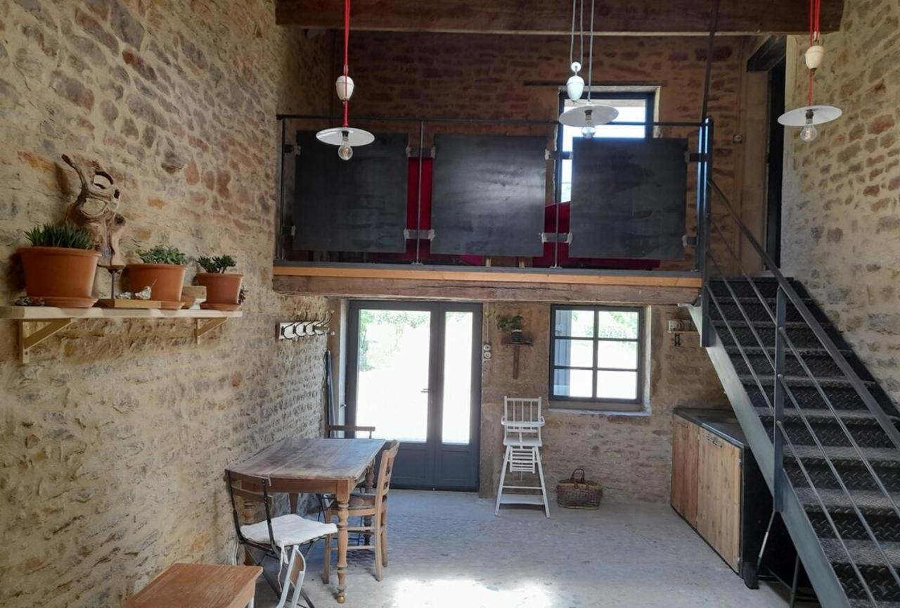 At The End Of The World -bussires Burgundy - Bed and Breakfast