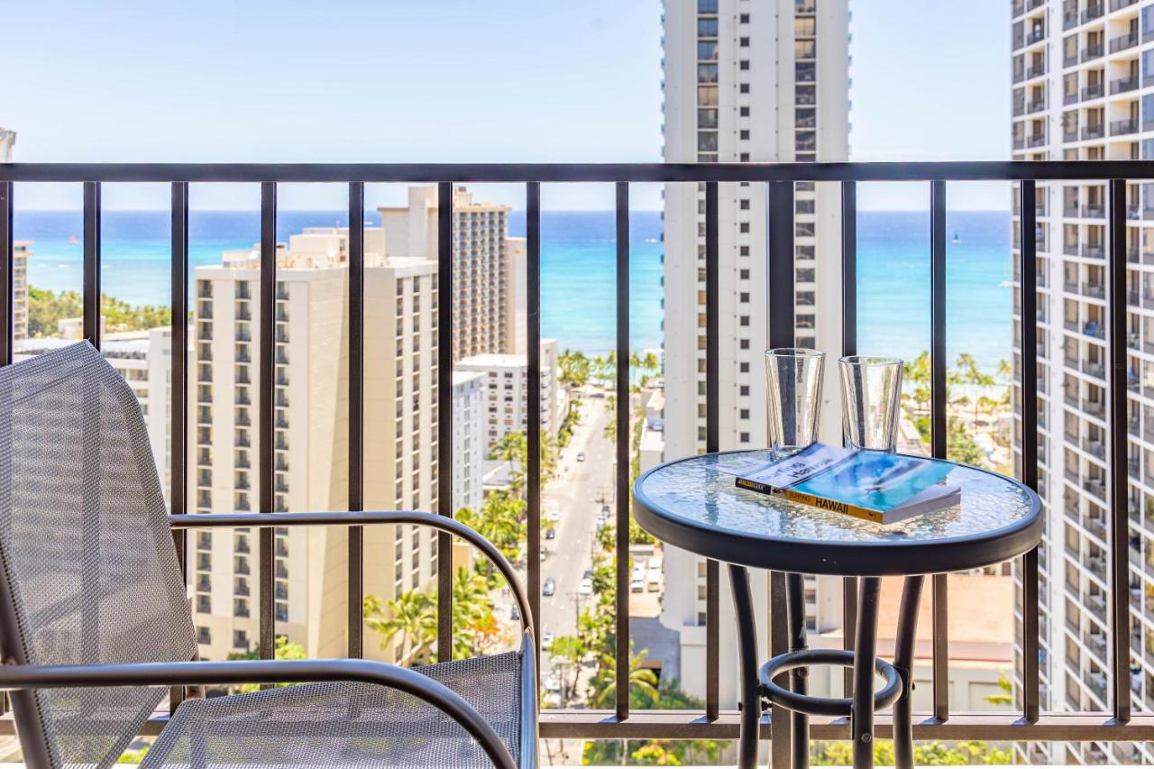 Waikiki condo with lanai, pool, & beach access - Bed and Breakfast Honolulu