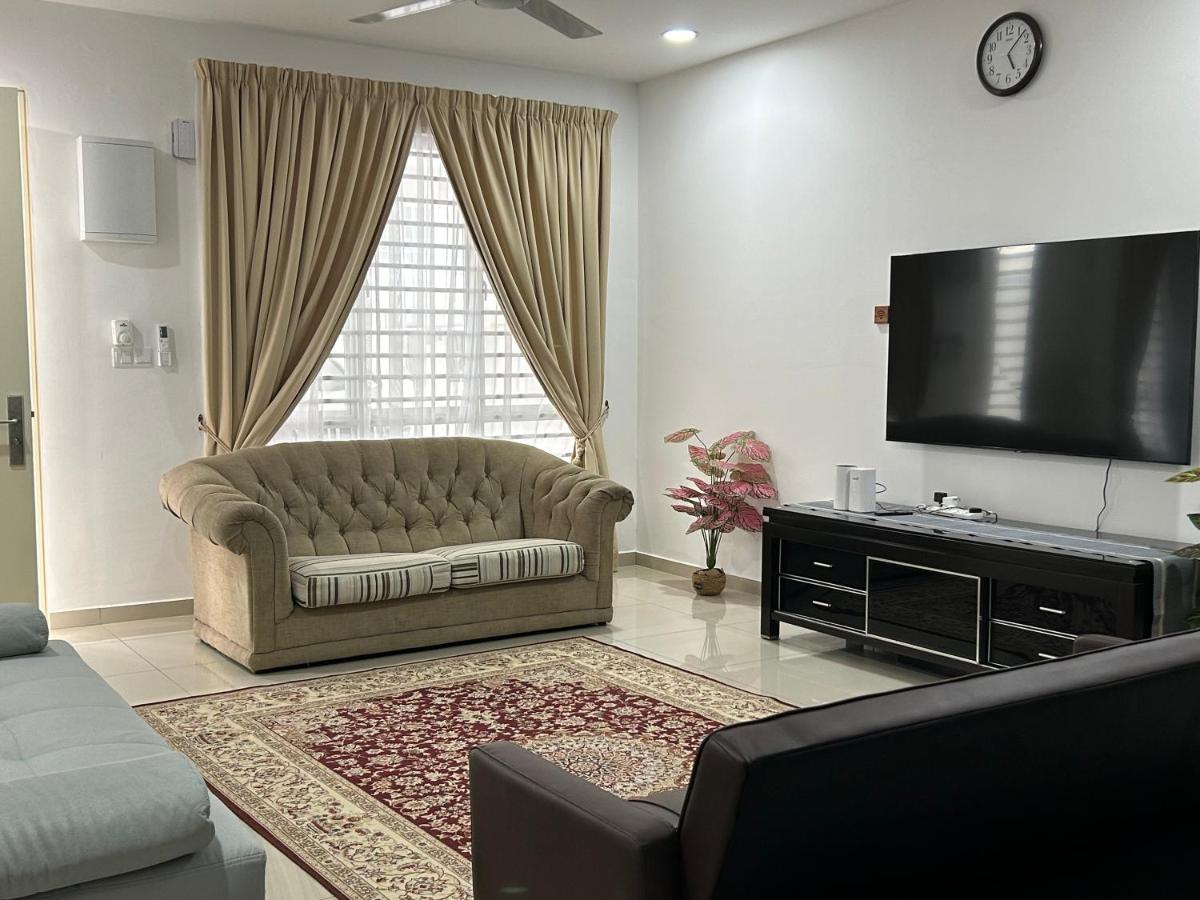 AD Sendayan Homestay - Bed and Breakfast