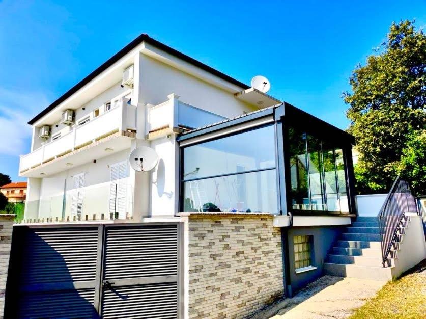 Suha Punta LUXURY apartments first row to the sea - B&B