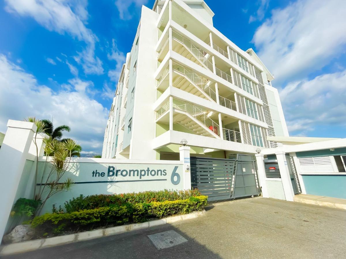City View New Kingston Apartment w Pool - Bed and Breakfast New Kingston