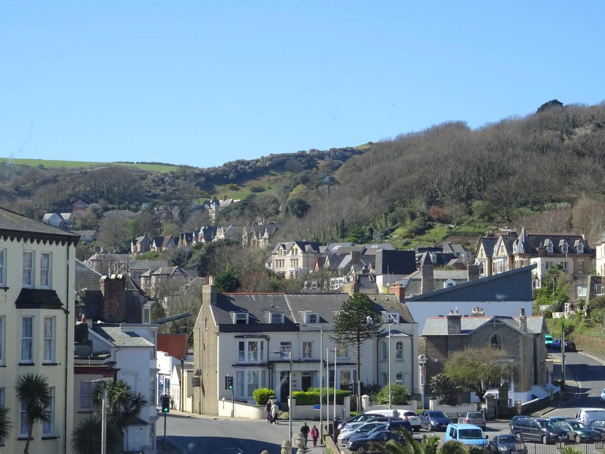 Gull Rock, close to Tunnels Beach & Harbour with Parking - B&B Ilfracombe
