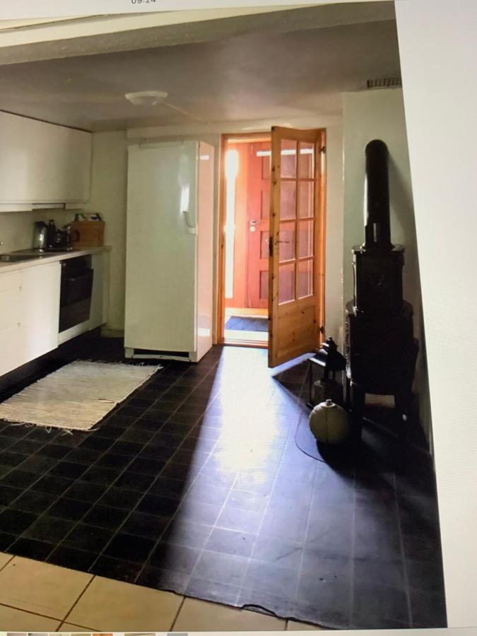 Sentrumsnær kjellerleilighet, nær sykehus og høgskole, parkering - B&B Haugesund