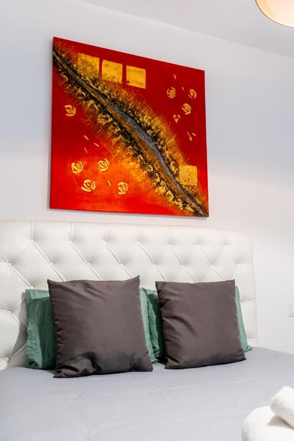 Sonata Deluxe Apt with 3 Bedrooms - B&B Athens