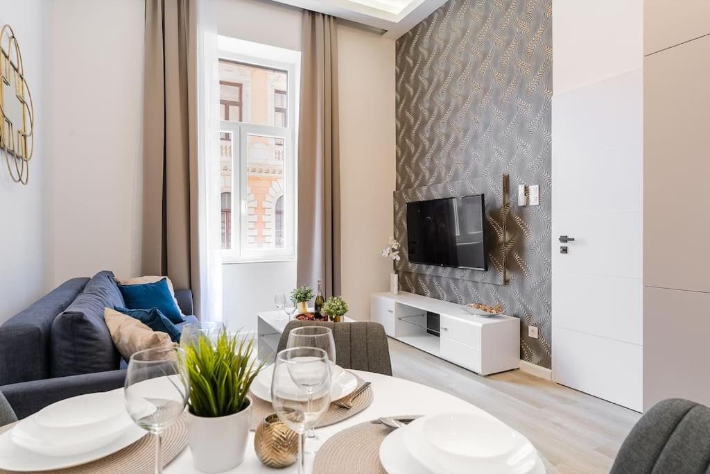 Deluxe Central Budapest Retreat - Free Parking - B&B
