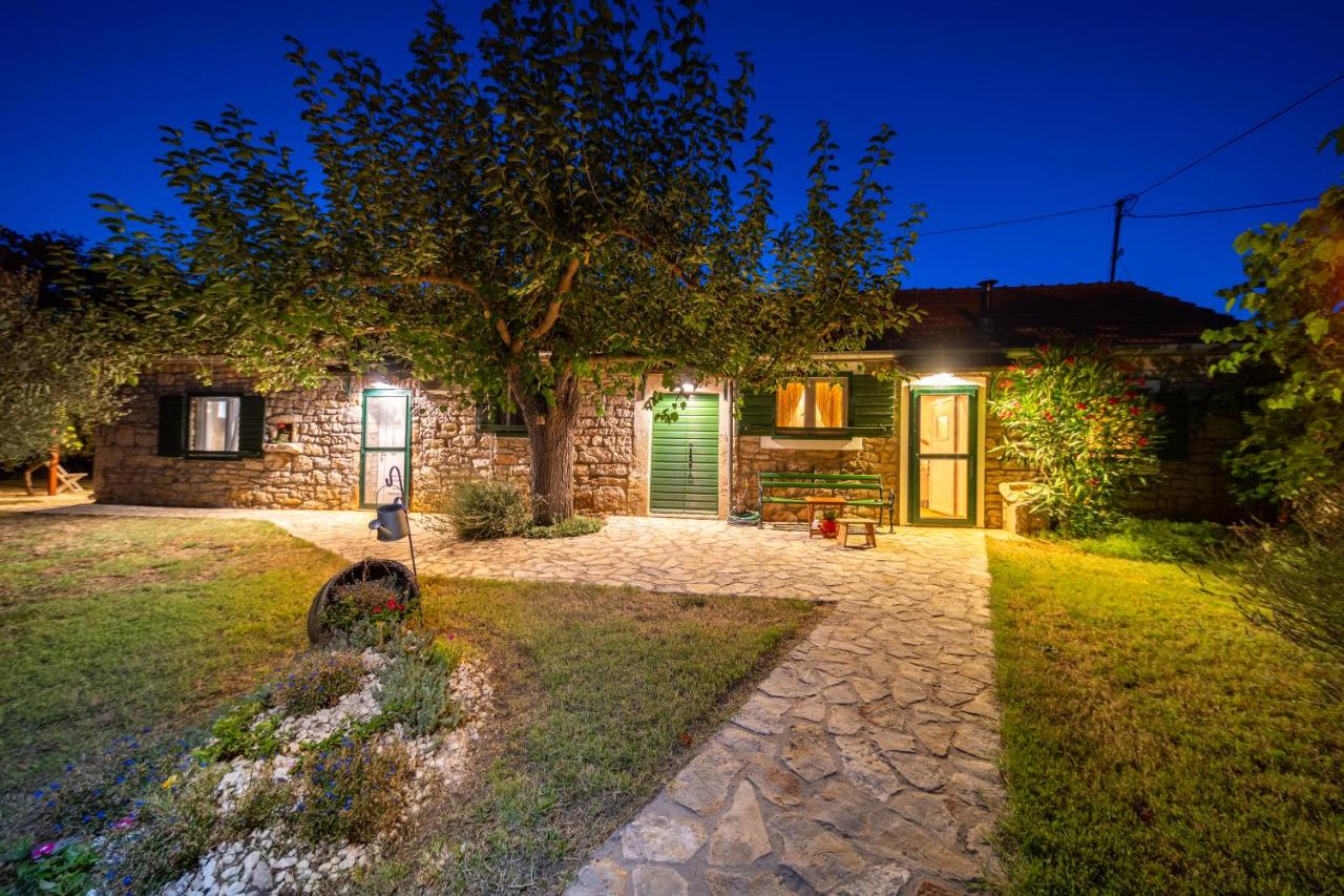 NEW! Holiday home Maša with heated pool near Krka national park - B&B Ljubotić