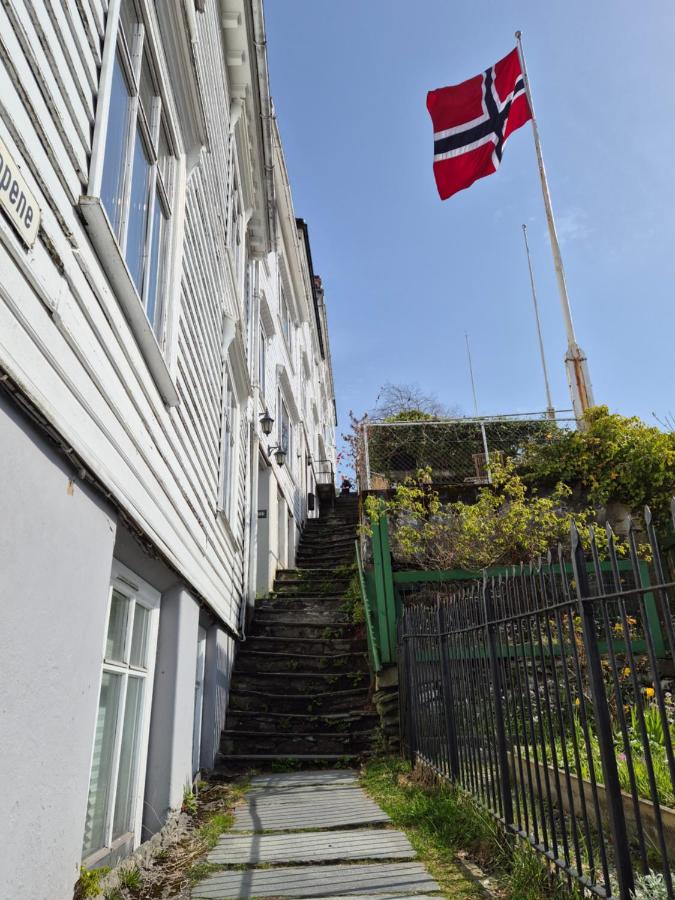 Nydelig hus med privat hage og fantastisk utsikt over Fisketorget, Bryggen og Bergen sentrum - Chambres d’hôtes