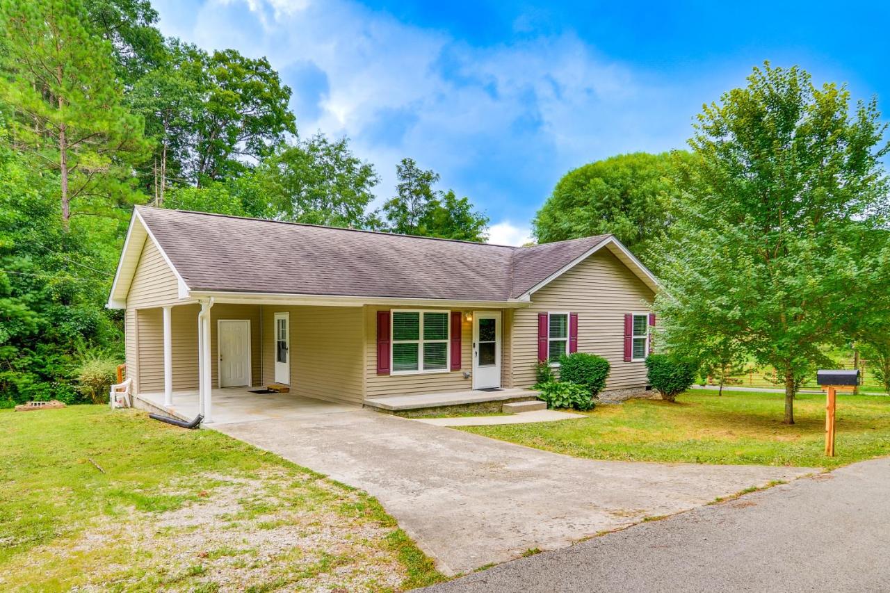 Campton Cottage with Hot Tub, Near Hiking and Climbing - B&B