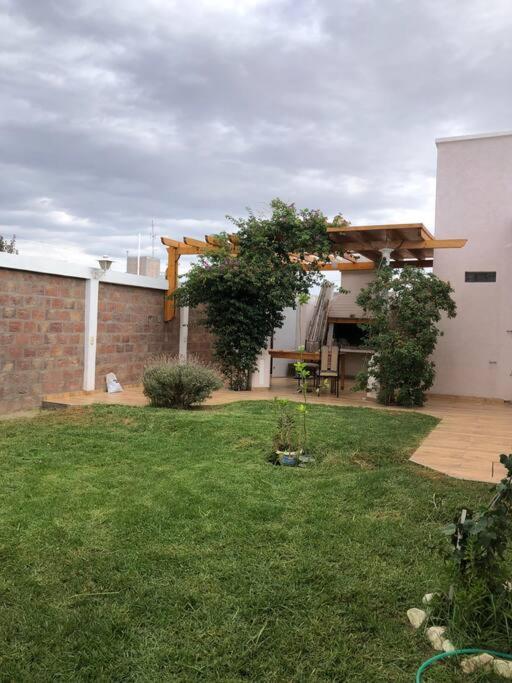Se alquila casa en barrio privado - B&B