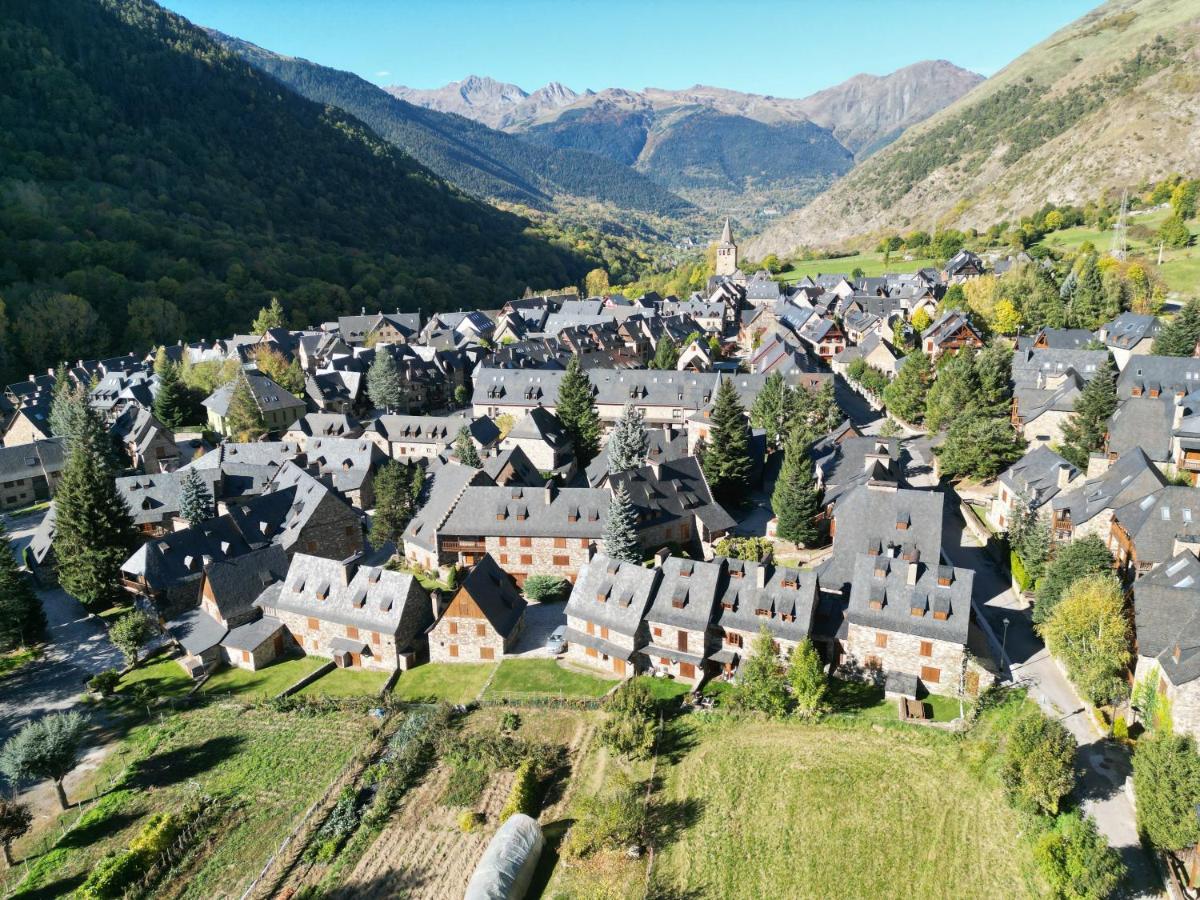 Chalet adosado en Garós a 7 mins de Baqueira - B&B