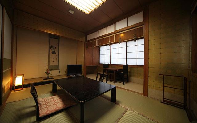 Zimmer im japanischen Stil mit Gemeinschaftsbad