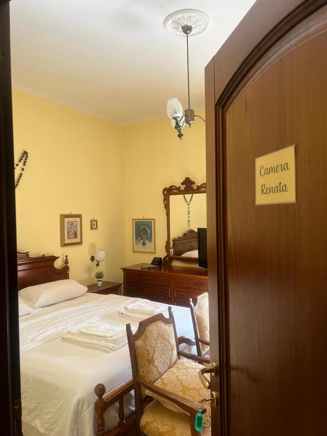 Camera Matrimoniale con Bagno in Comune 