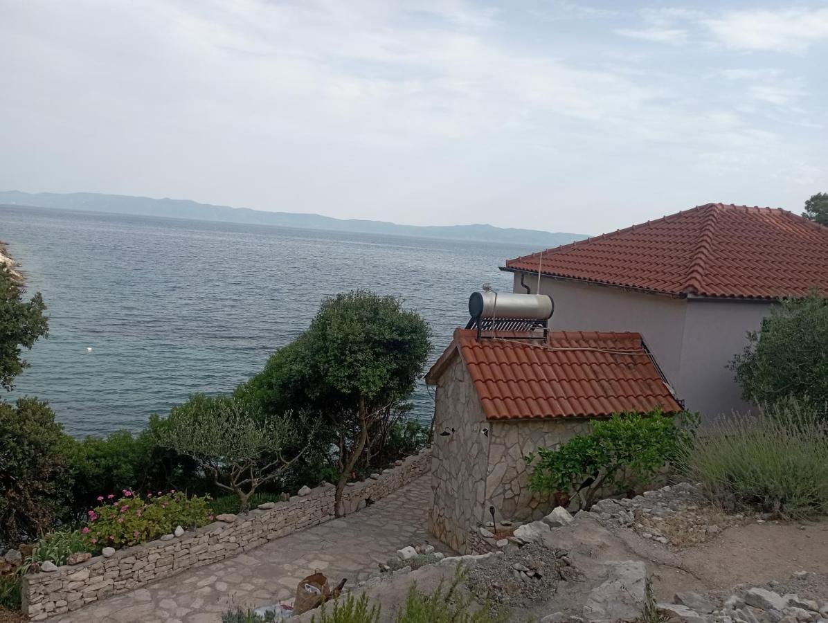 House 3 meters from the sea, isolated place ,on sunniest Island Hvar,South side,crystal clear sea - B&B Zastražišće