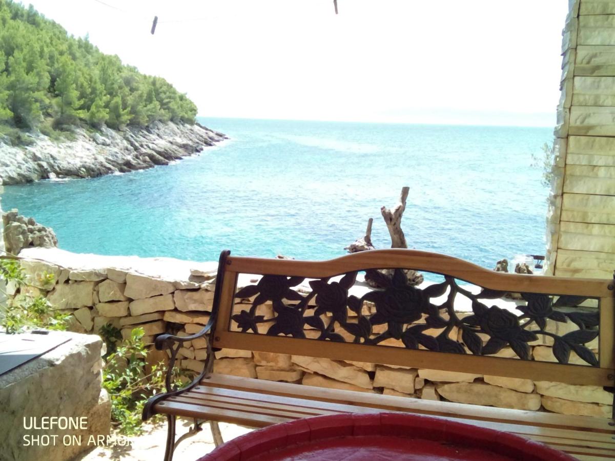 House 3 meters from the sea, isolated place ,on sunniest Island Hvar,South side,crystal clear sea - B&B Zastražišće