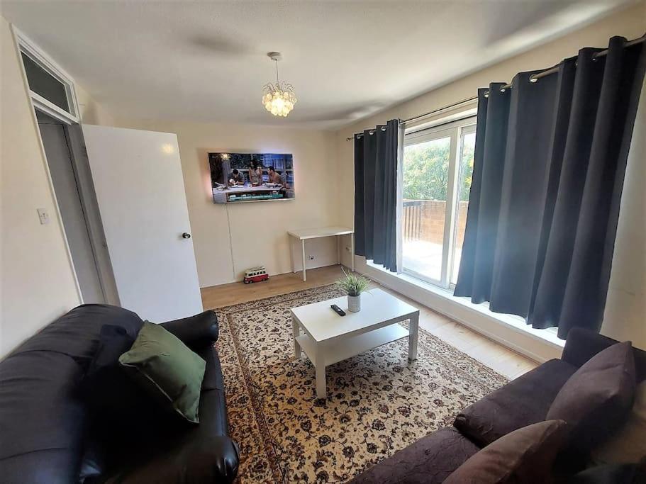London Zone 2, Spacious 3 Bedroom House - B&B Londra