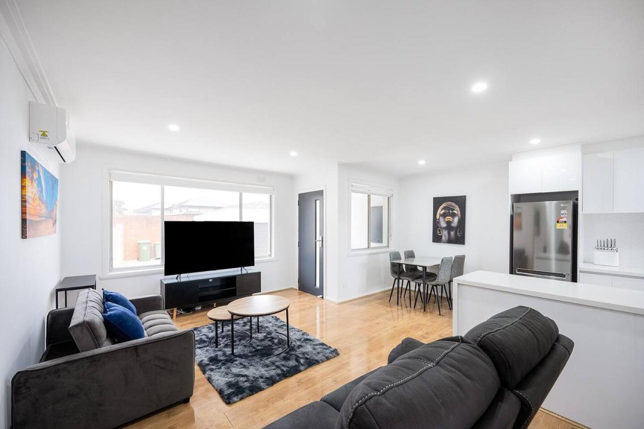 A Private Hideaway with Large Backyard and CarParks - B&B Bayswater