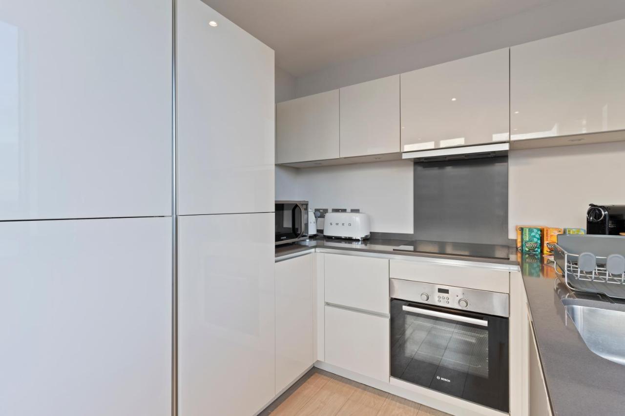 Heathrow Retail Park Apartment Sleeps SEVEN Turbo WiFi - B&B Sunbury Common