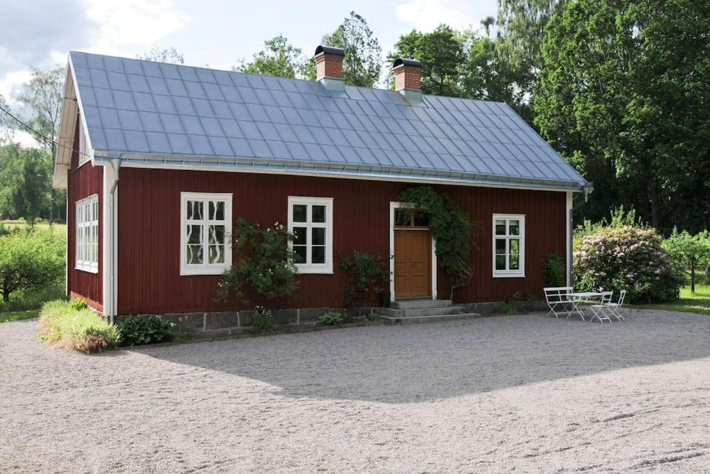 Lovely chalet in the centre of lake Åsnen - B&B Urshult