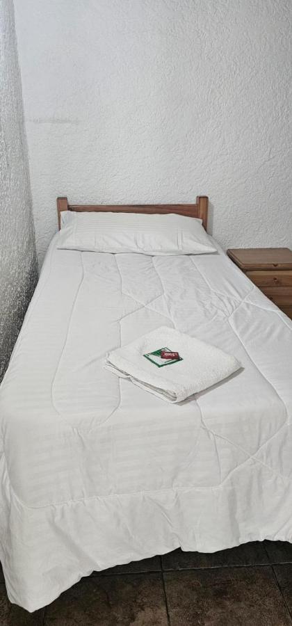 Standaard Tweepersoonskamer met 2 Aparte Bedden - Gedeelde Badkamer