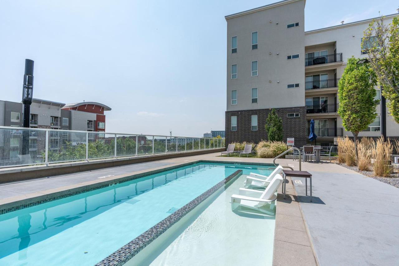 Lux Apt. Top Floor New KingBed, Free Prkg Gym Pool - B&B