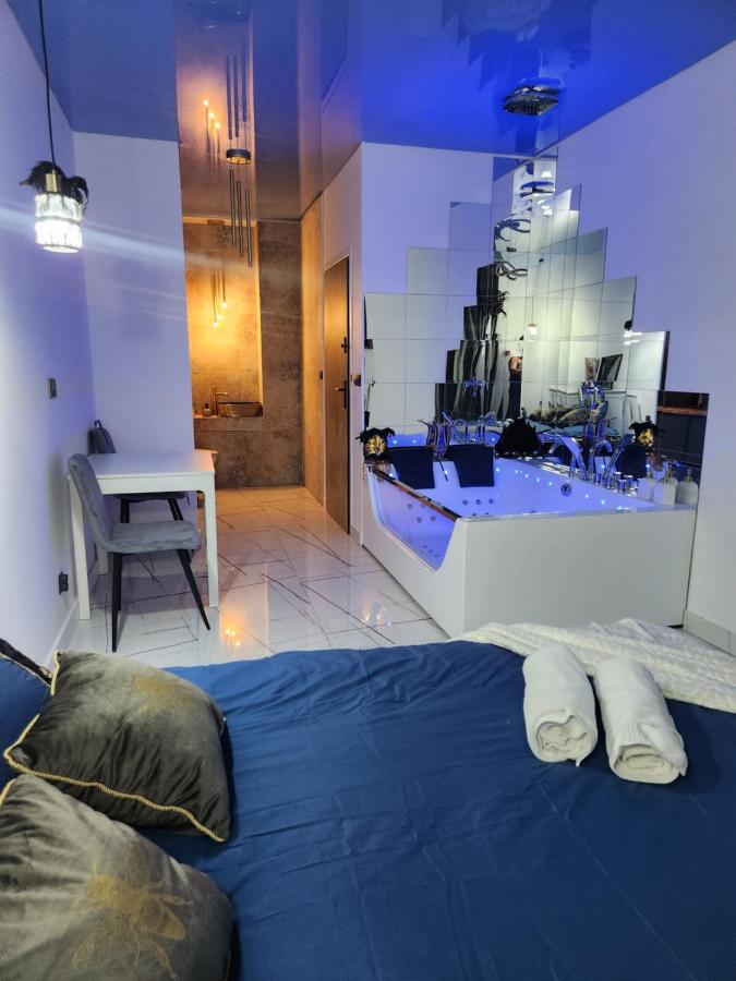 Studio with Spa Bath