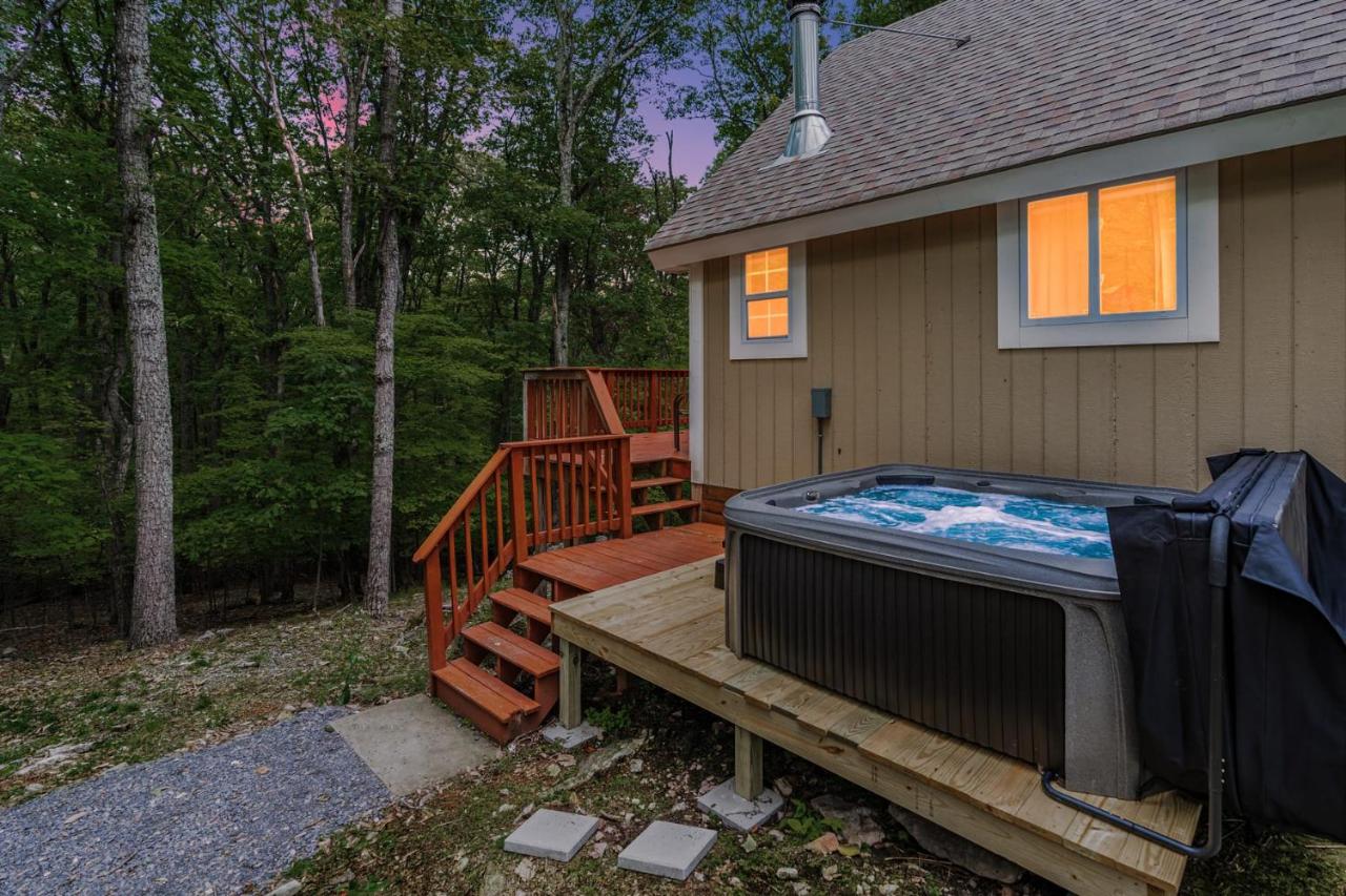 Modern Cabin w Hot Tub & Indoor Pool Gym Access! - B&B Hedgesville