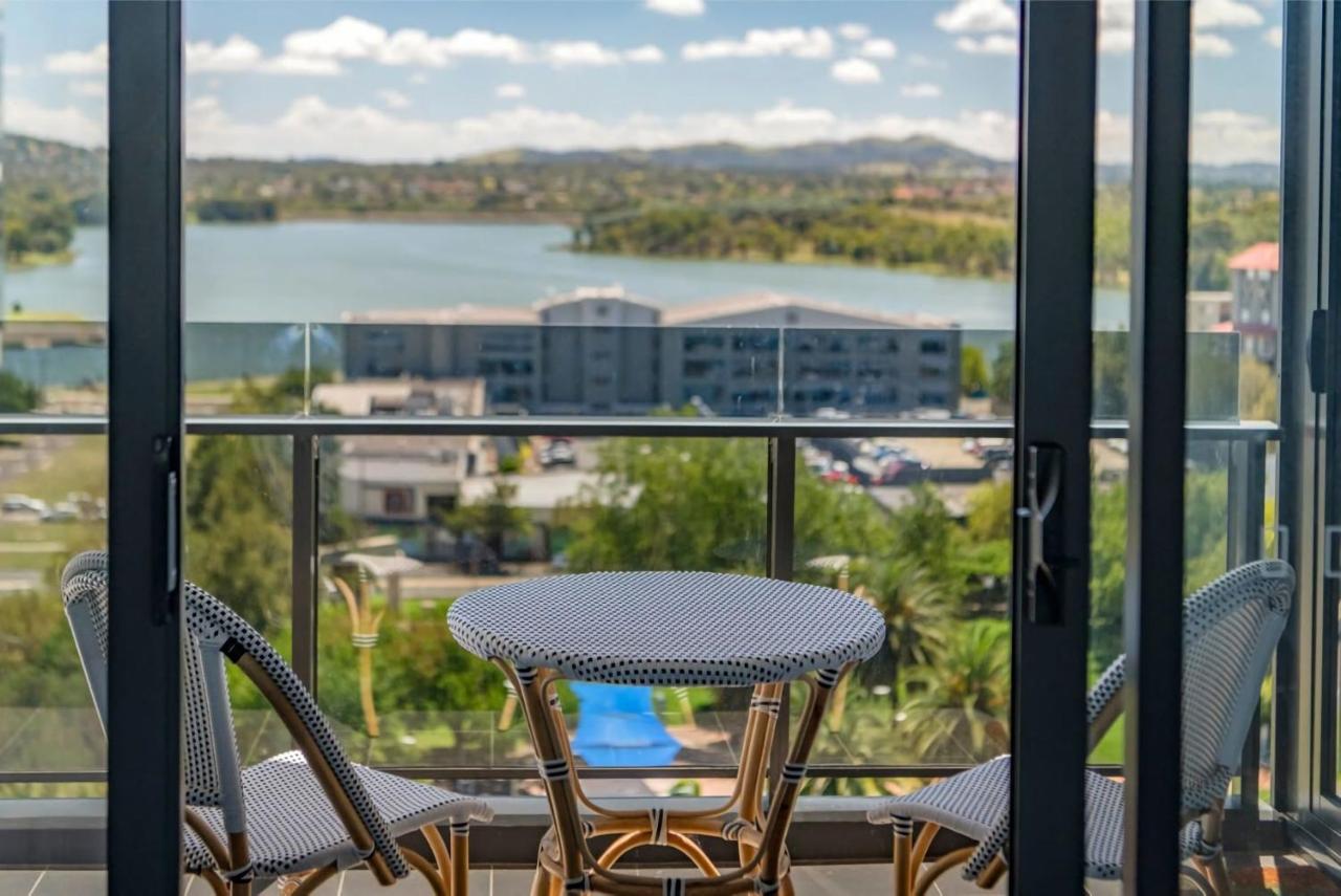 Sensational City Apartment with Lake Views - Chambres d'hôtes Canberra