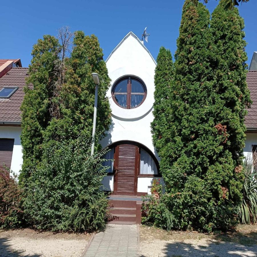 Türkiz Apartman - 5 szobás 13 fős apartmanház 4km a Balaton- Balatonszabadi - B&B
