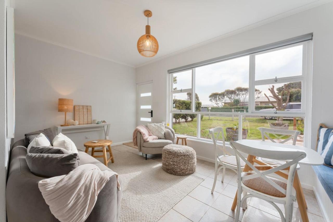 Wild Rose Cottage, 100M to the water - B&B