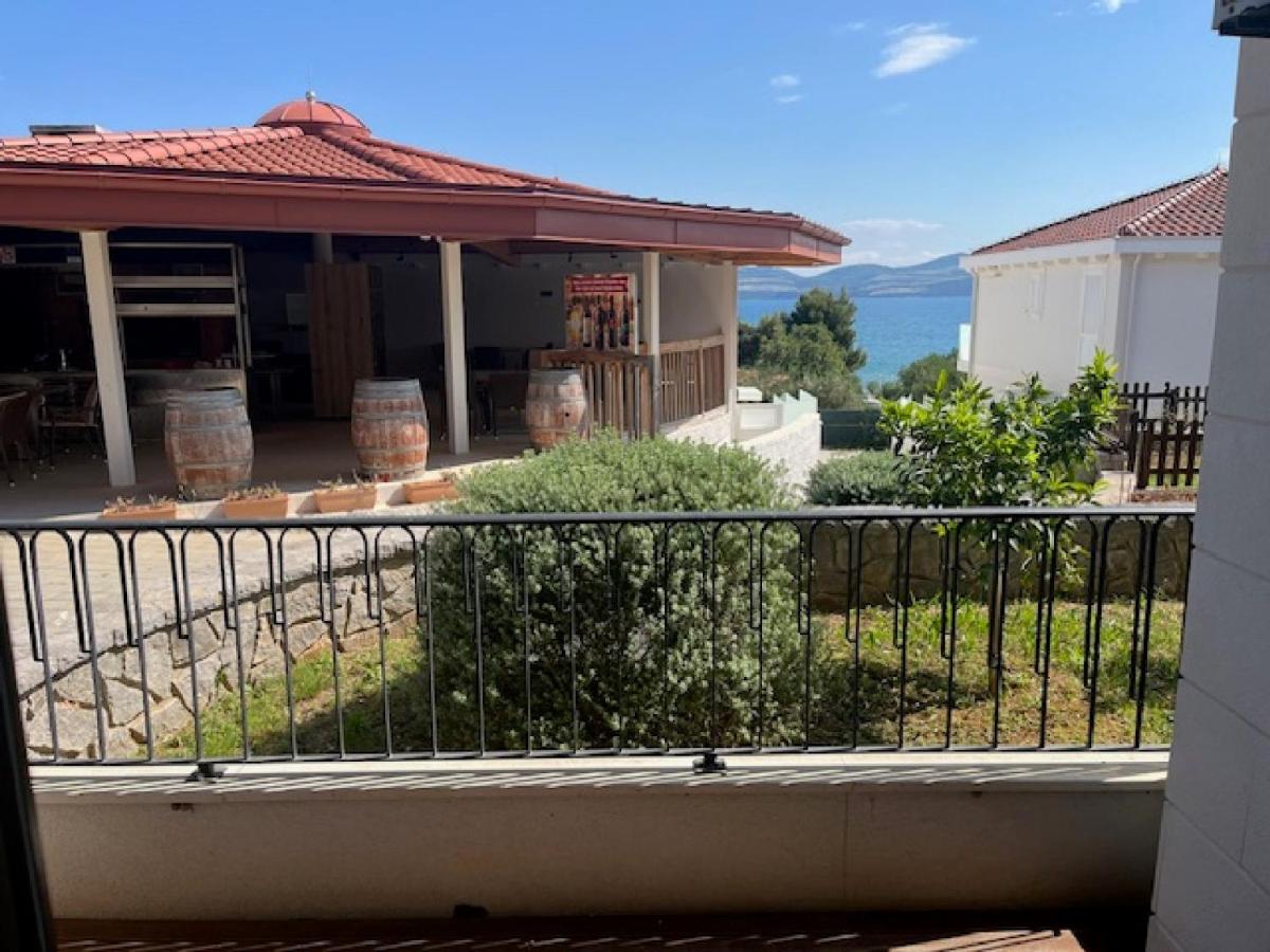 Fancy Apartments Kula - One-Bedroom Apartment with Terrace / Ground Floor - B&B