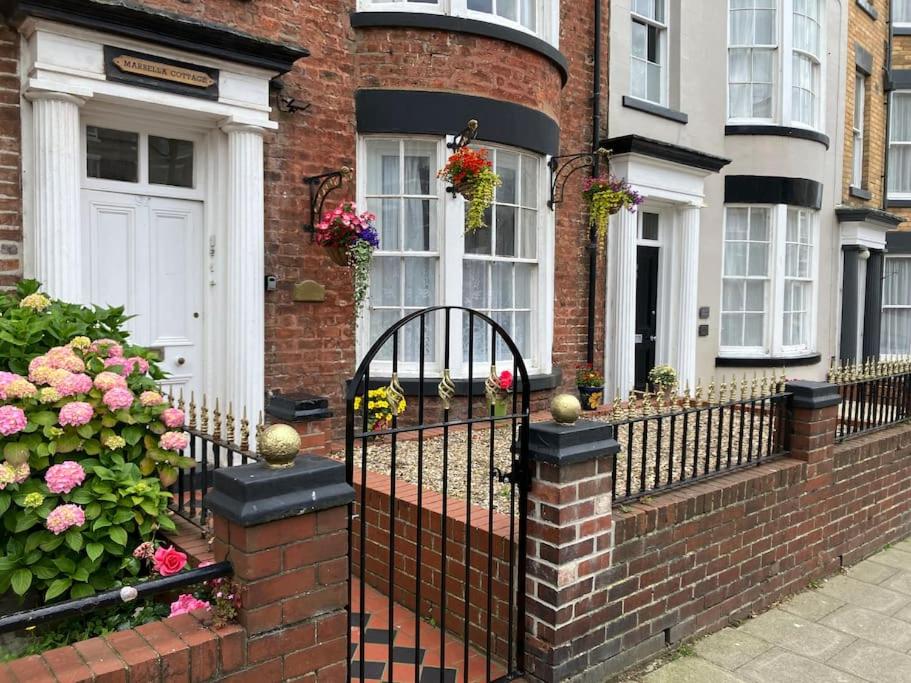 Beautiful North Bay seaside apartment, free parking and courtyard - Ferienwohnung Scarborough