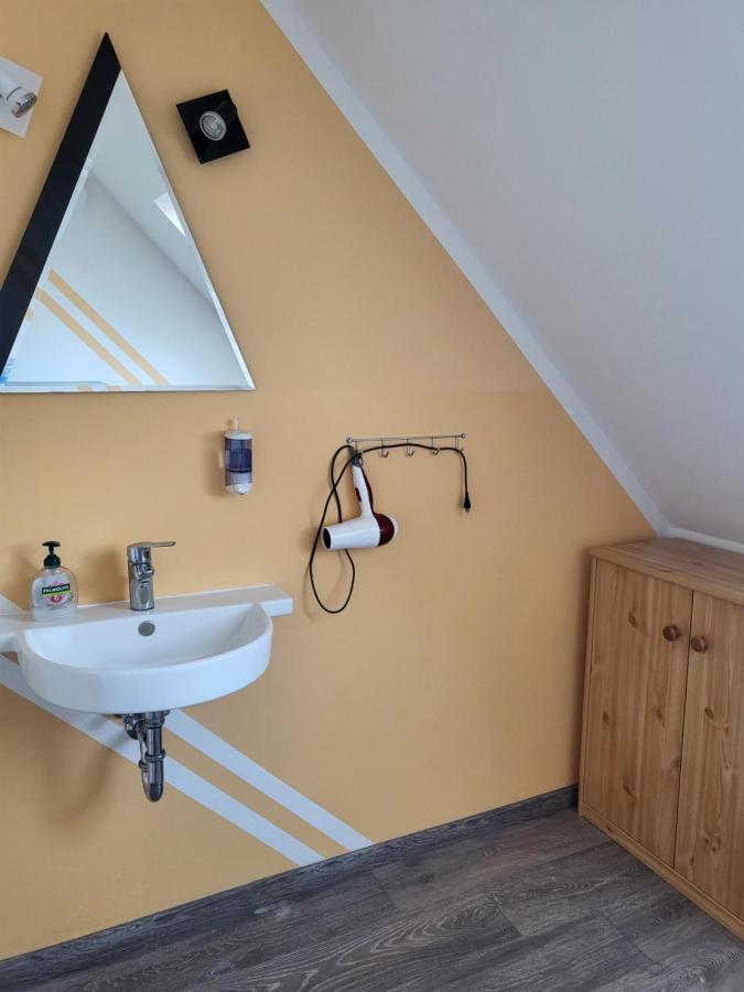 Einzelzimmer mit Gemeinschaftsdusche und -WC