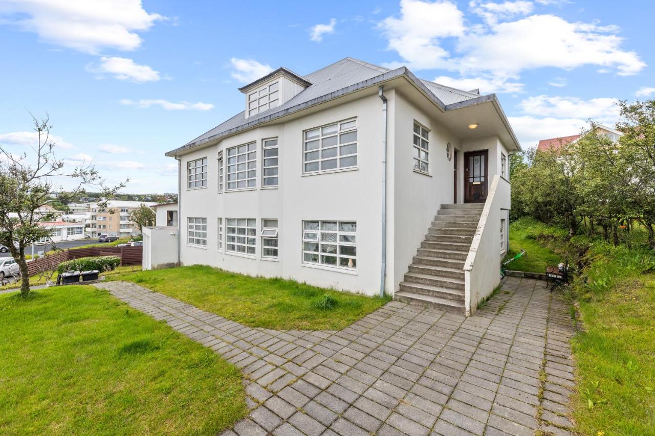 Bright I Airy 3BR Apartment - B&B